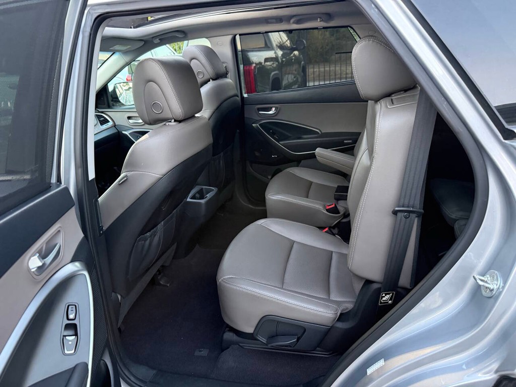 Hyundai Santa Fe Vehicle Full-screen Gallery Image 13
