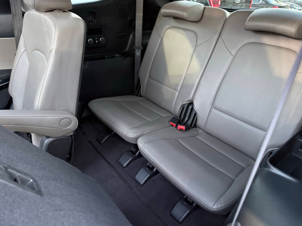 Hyundai Santa Fe Vehicle Full-screen Gallery Image 14
