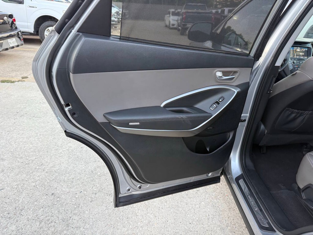 Hyundai Santa Fe Vehicle Full-screen Gallery Image 15
