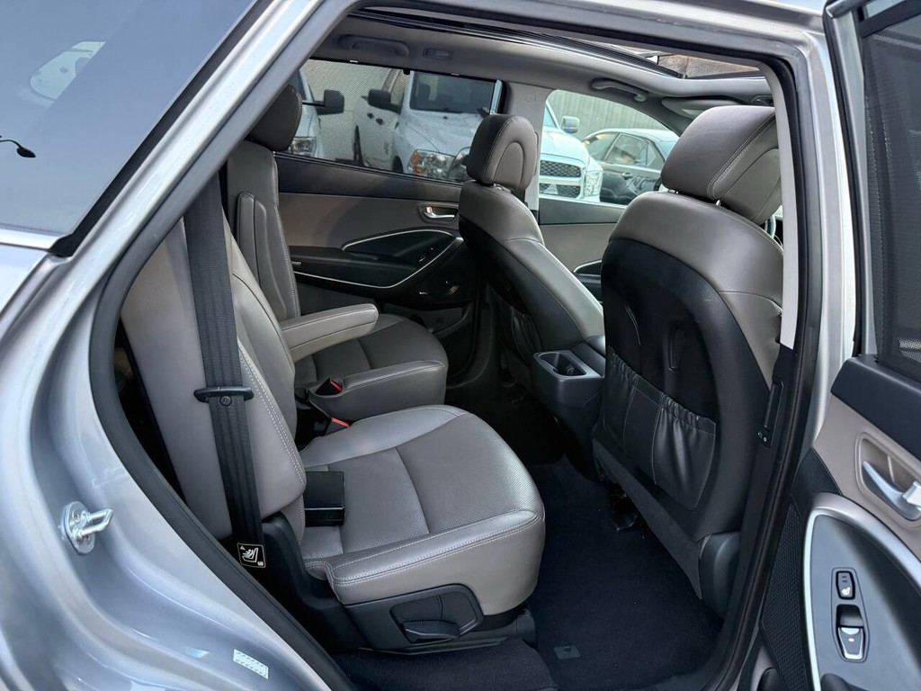 Hyundai Santa Fe Vehicle Full-screen Gallery Image 16