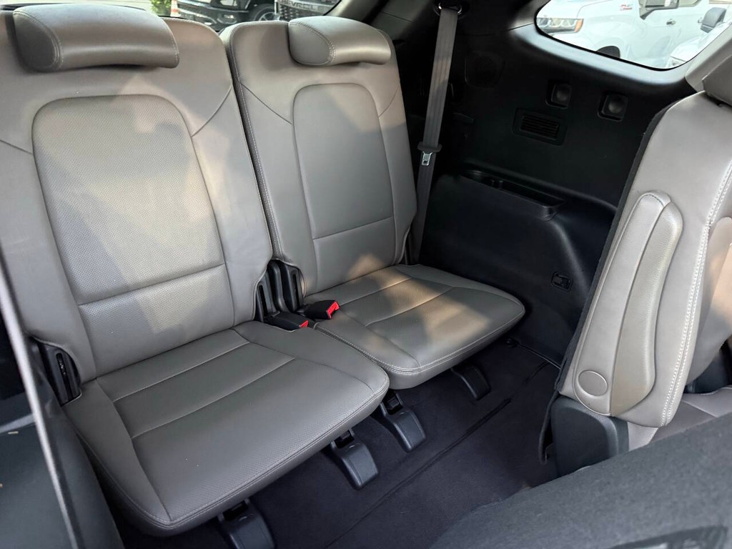 Hyundai Santa Fe Vehicle Full-screen Gallery Image 17