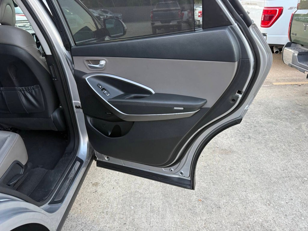 Hyundai Santa Fe Vehicle Full-screen Gallery Image 18