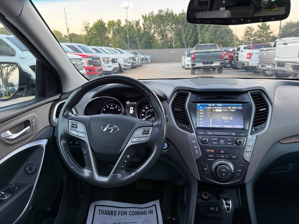 Hyundai Santa Fe Vehicle Full-screen Gallery Image 23