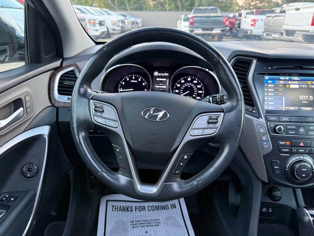 Hyundai Santa Fe Vehicle Full-screen Gallery Image 24
