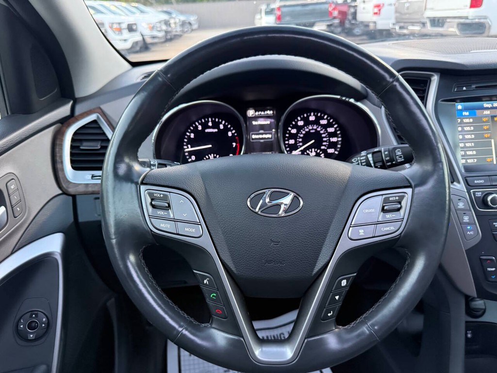 Hyundai Santa Fe Vehicle Full-screen Gallery Image 25