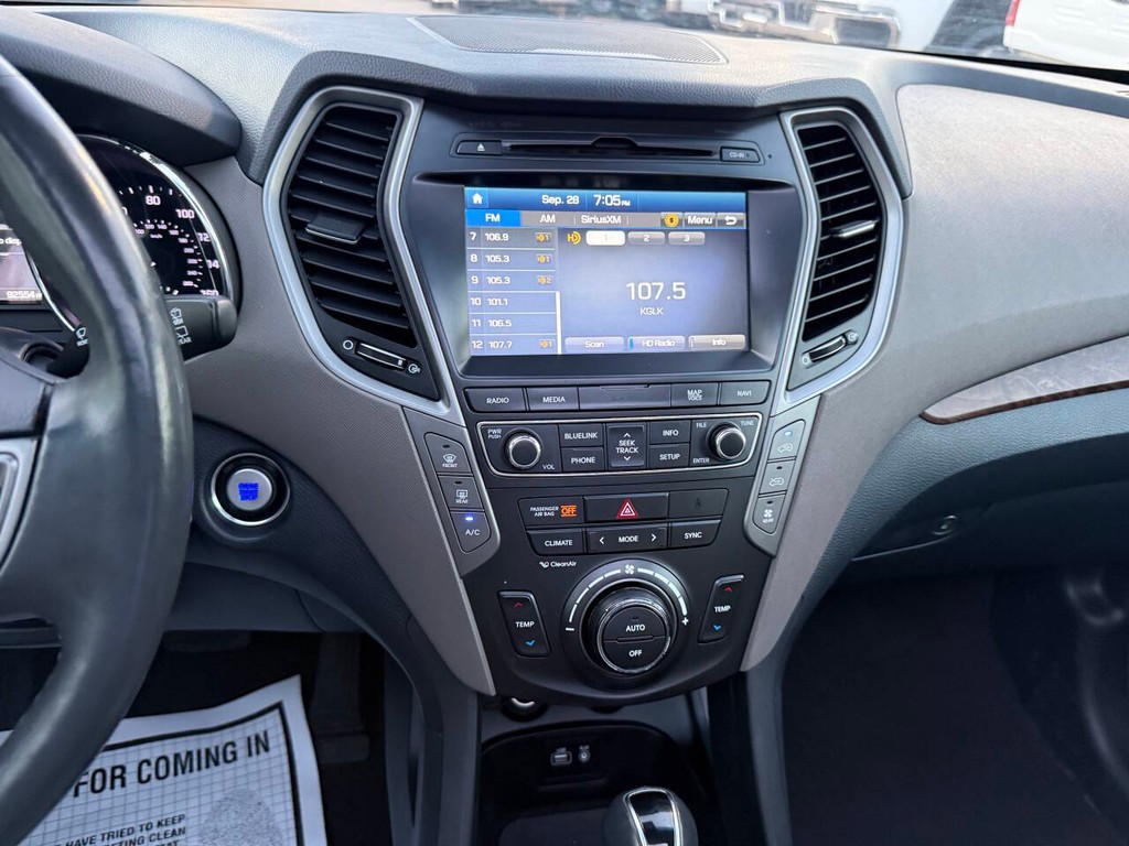 Hyundai Santa Fe Vehicle Full-screen Gallery Image 26