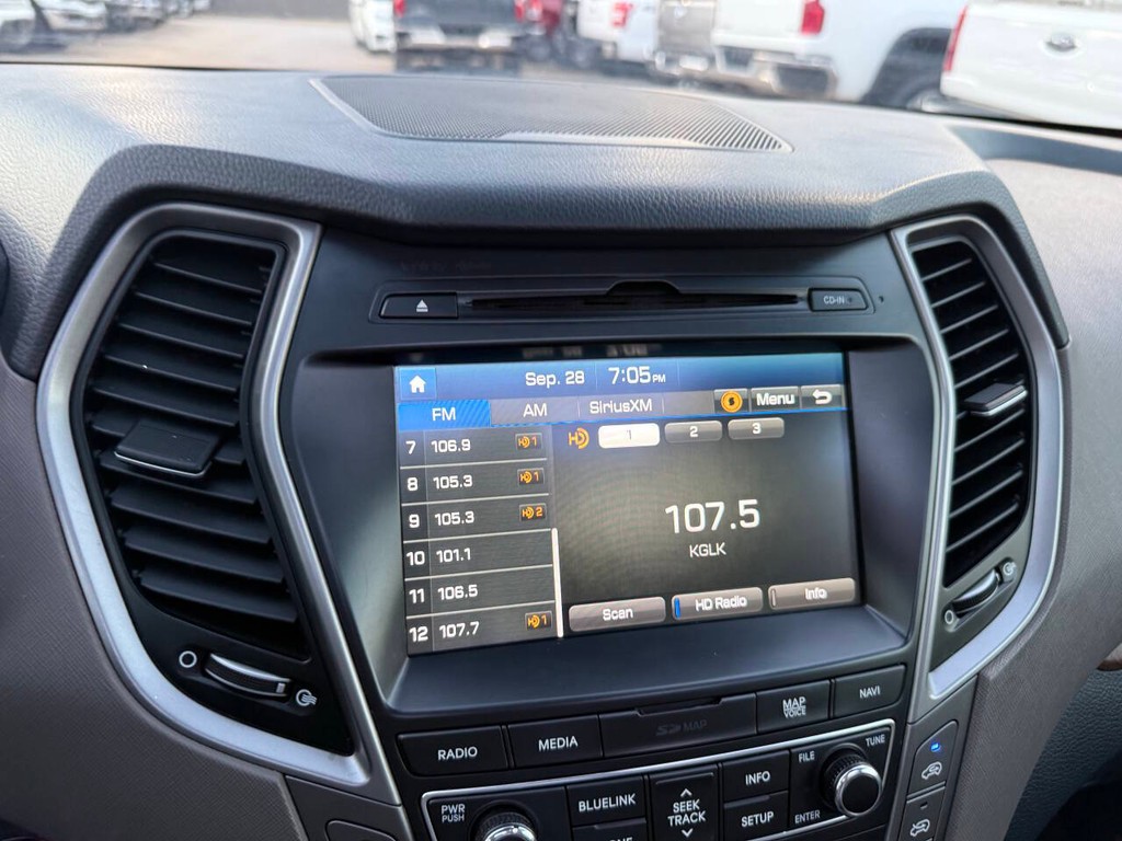 Hyundai Santa Fe Vehicle Full-screen Gallery Image 27