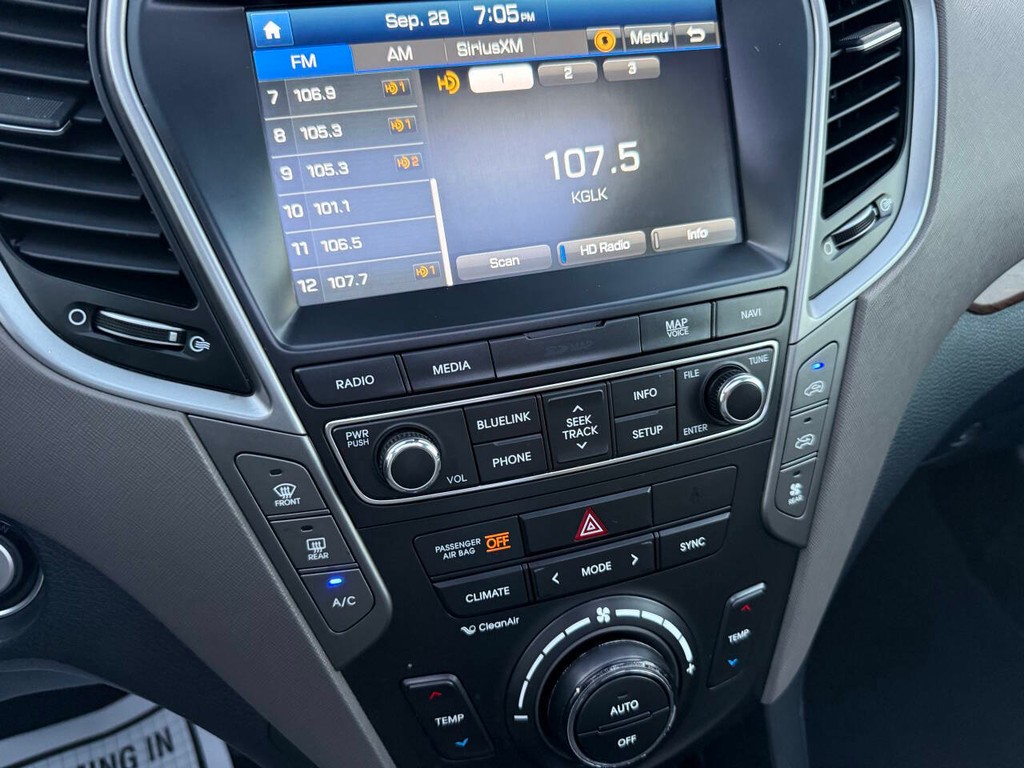 Hyundai Santa Fe Vehicle Full-screen Gallery Image 28