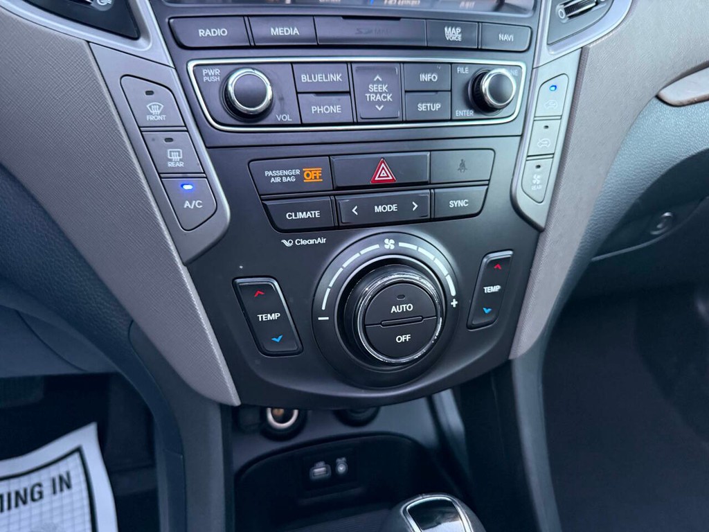 Hyundai Santa Fe Vehicle Full-screen Gallery Image 30