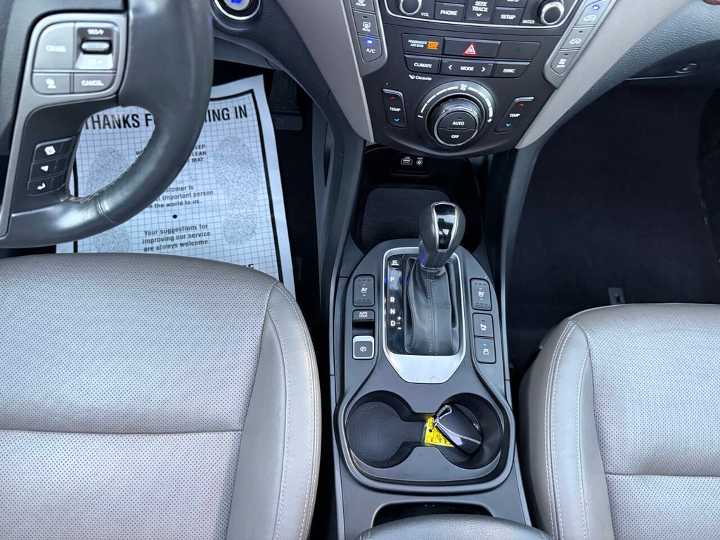 Hyundai Santa Fe Vehicle Full-screen Gallery Image 31