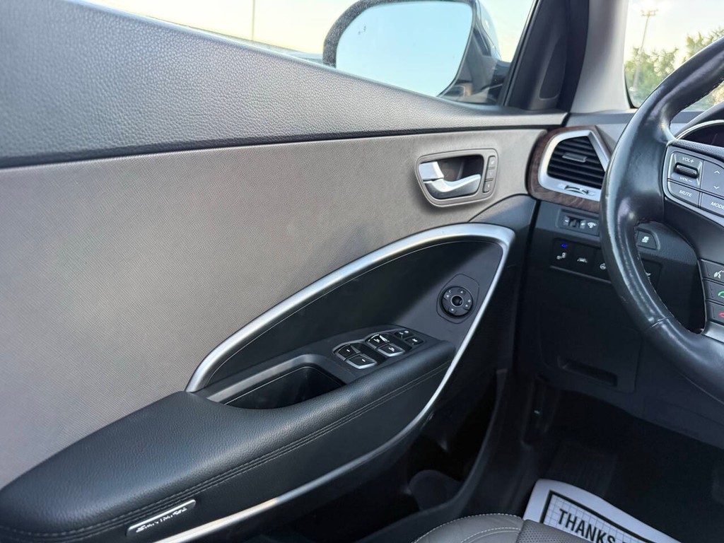 Hyundai Santa Fe Vehicle Full-screen Gallery Image 32