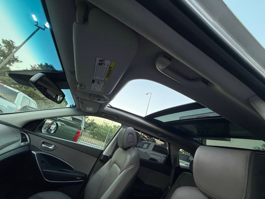Hyundai Santa Fe Vehicle Full-screen Gallery Image 33
