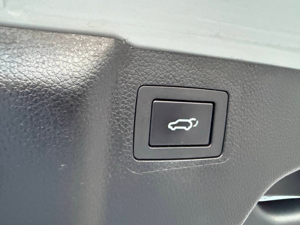Hyundai Santa Fe Vehicle Full-screen Gallery Image 40