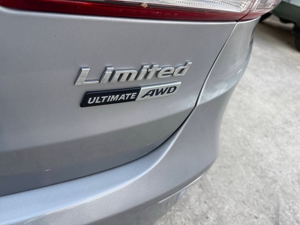Hyundai Santa Fe Vehicle Full-screen Gallery Image 41