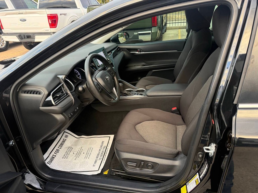 Toyota Camry Vehicle Full-screen Gallery Image 07