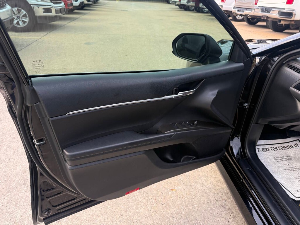 Toyota Camry Vehicle Full-screen Gallery Image 08