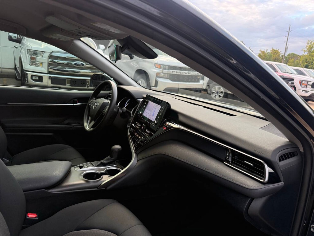 Toyota Camry Vehicle Full-screen Gallery Image 09
