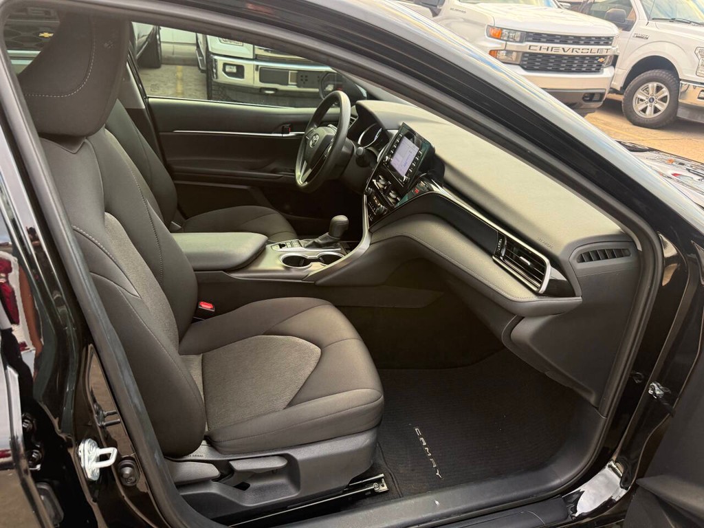 Toyota Camry Vehicle Full-screen Gallery Image 10