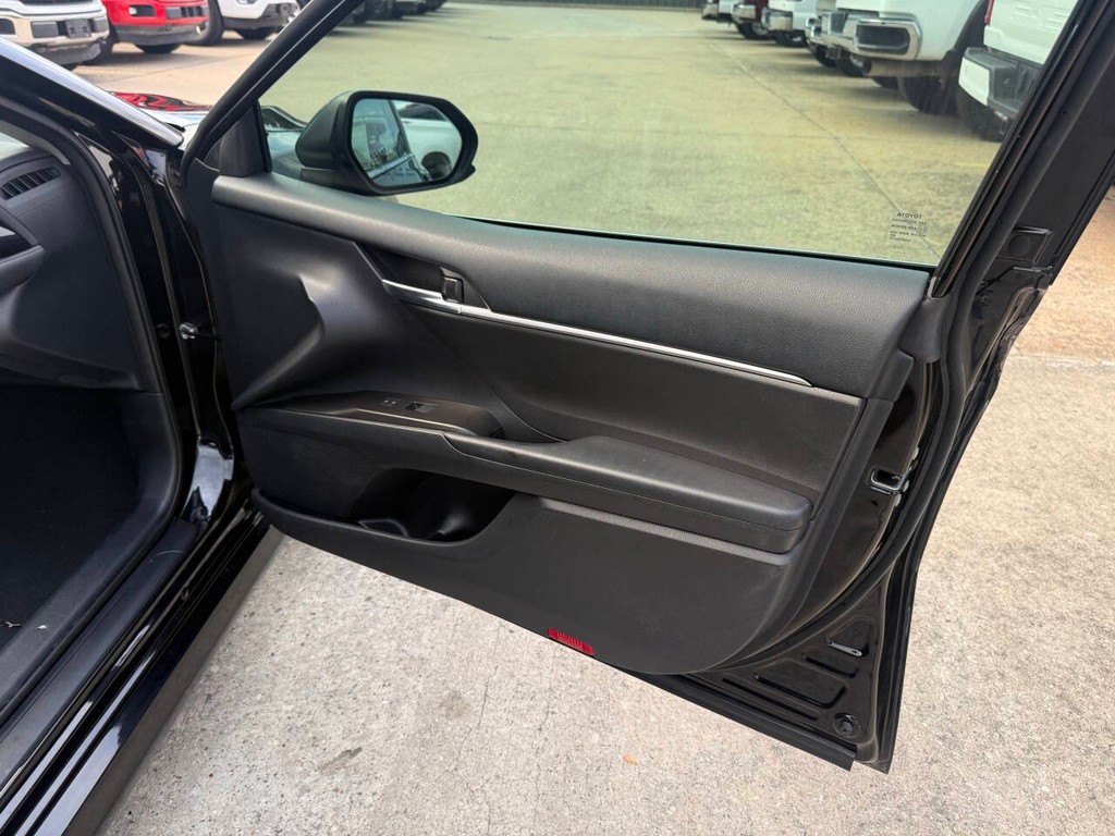 Toyota Camry Vehicle Full-screen Gallery Image 11
