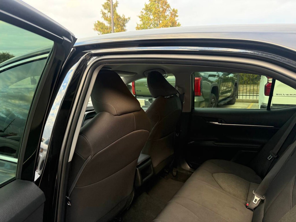 Toyota Camry Vehicle Full-screen Gallery Image 12