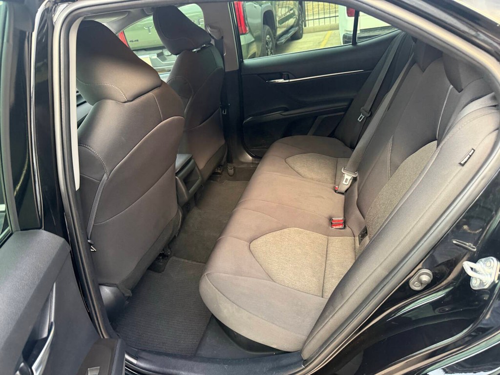 Toyota Camry Vehicle Full-screen Gallery Image 13