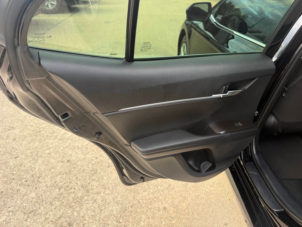 Toyota Camry Vehicle Full-screen Gallery Image 14