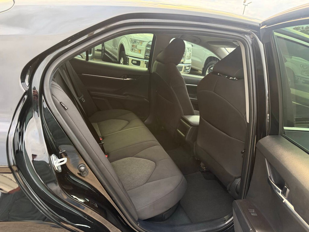 Toyota Camry Vehicle Full-screen Gallery Image 15