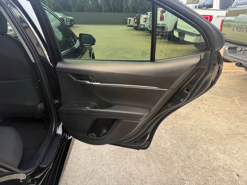 Toyota Camry Vehicle Full-screen Gallery Image 16