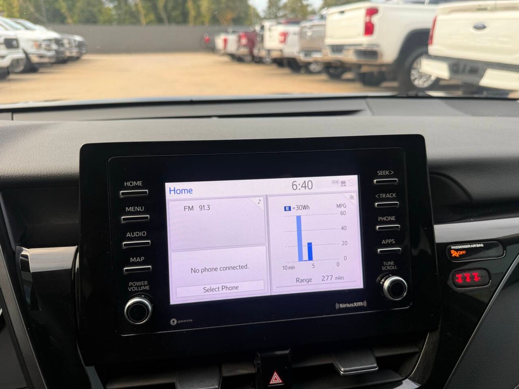 Toyota Camry Vehicle Full-screen Gallery Image 25
