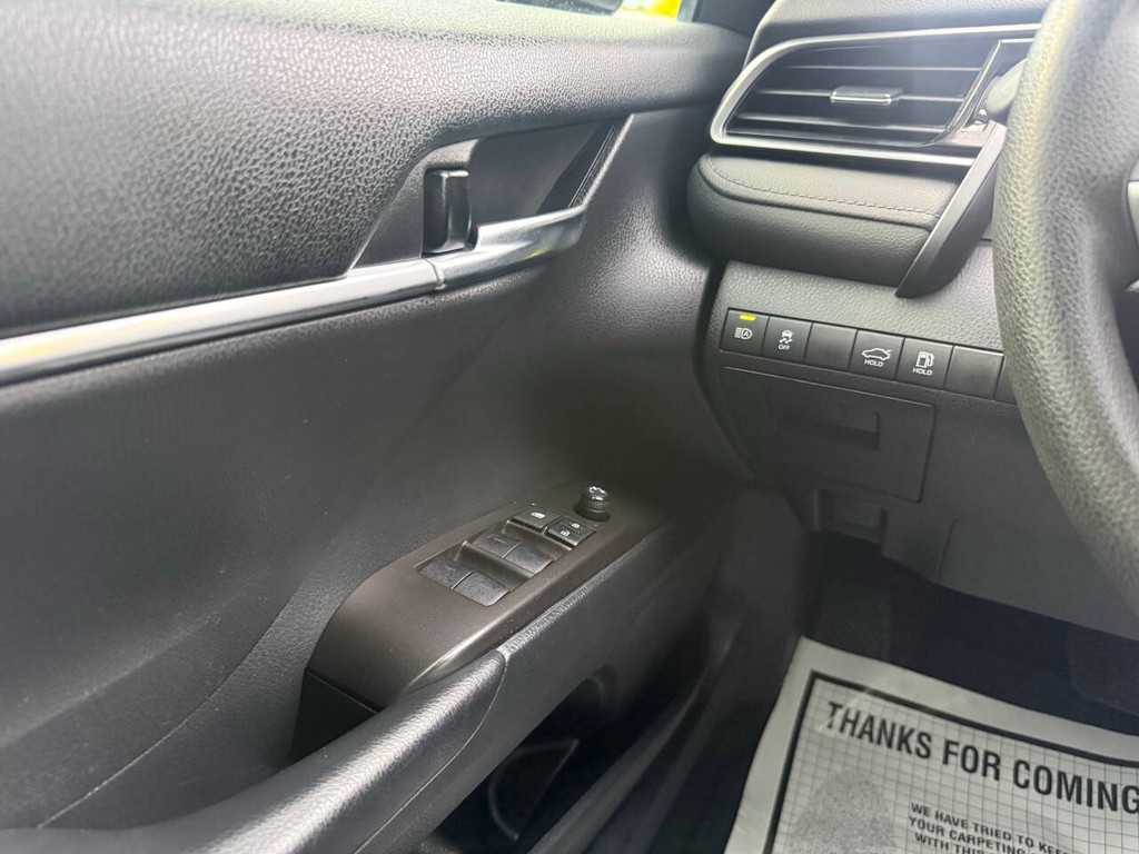 Toyota Camry Vehicle Full-screen Gallery Image 29