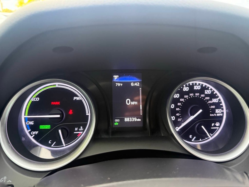 Toyota Camry Vehicle Full-screen Gallery Image 30