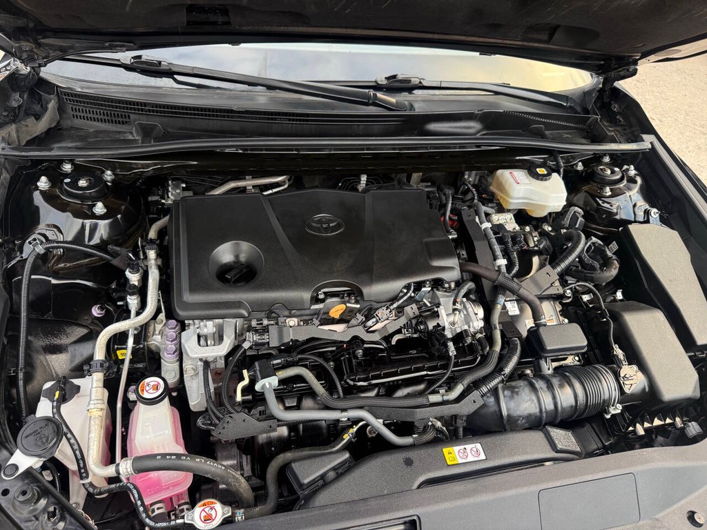 Toyota Camry Vehicle Full-screen Gallery Image 33