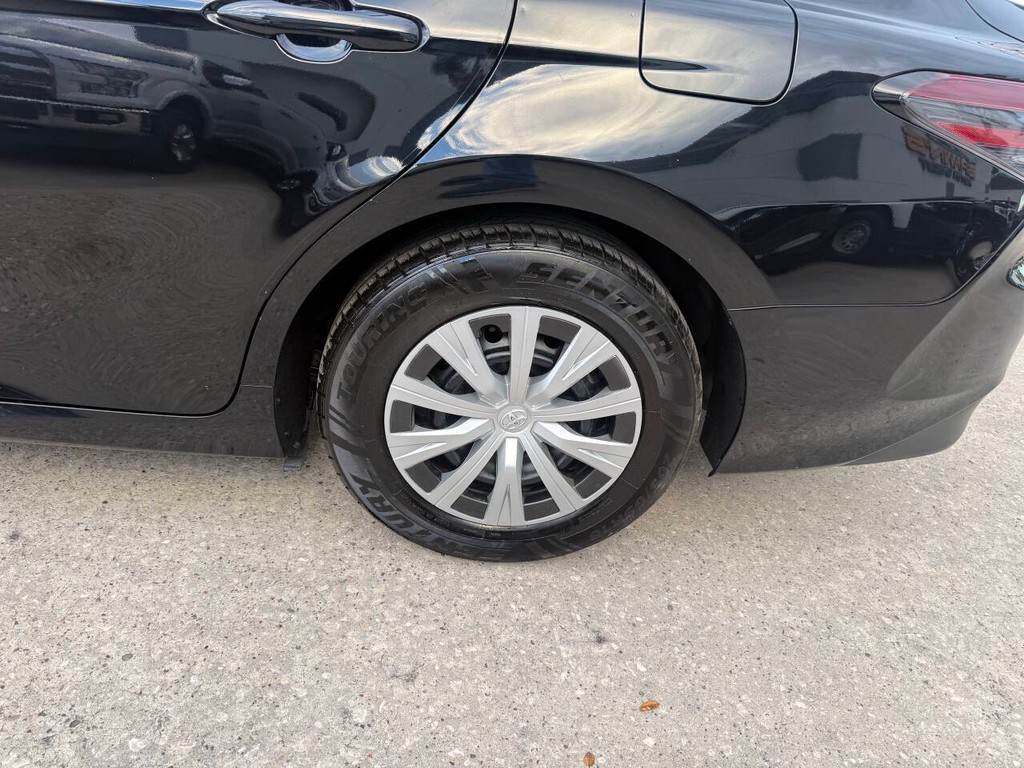 Toyota Camry Vehicle Full-screen Gallery Image 34