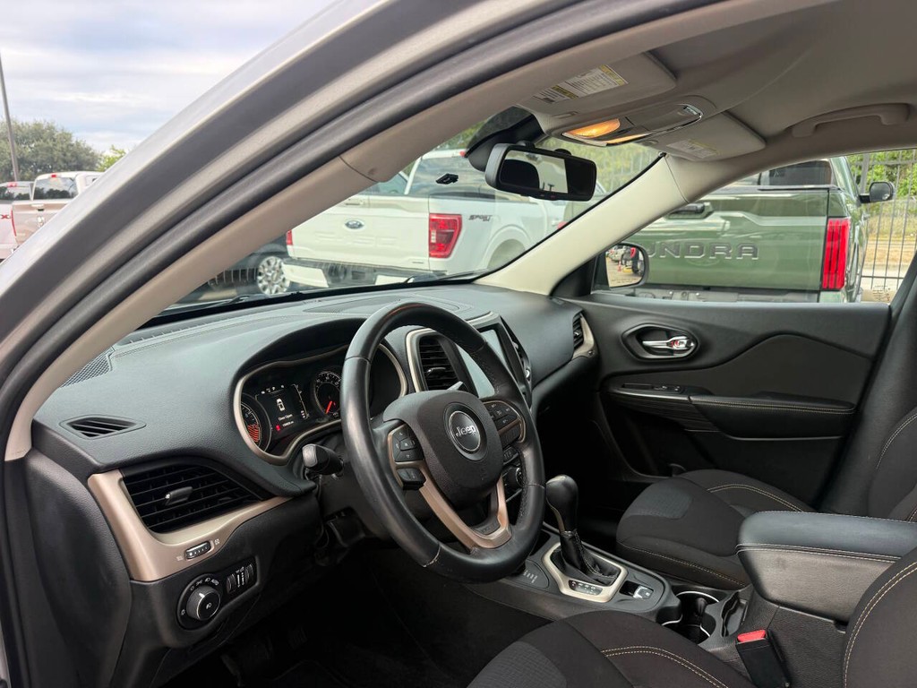 Jeep Cherokee Vehicle Full-screen Gallery Image 06