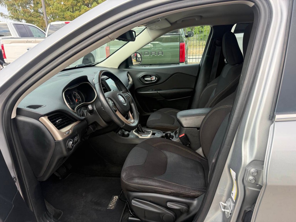 Jeep Cherokee Vehicle Full-screen Gallery Image 07