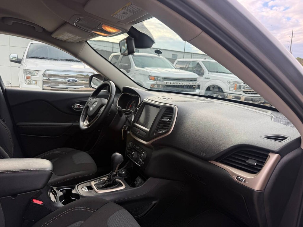 Jeep Cherokee Vehicle Full-screen Gallery Image 09