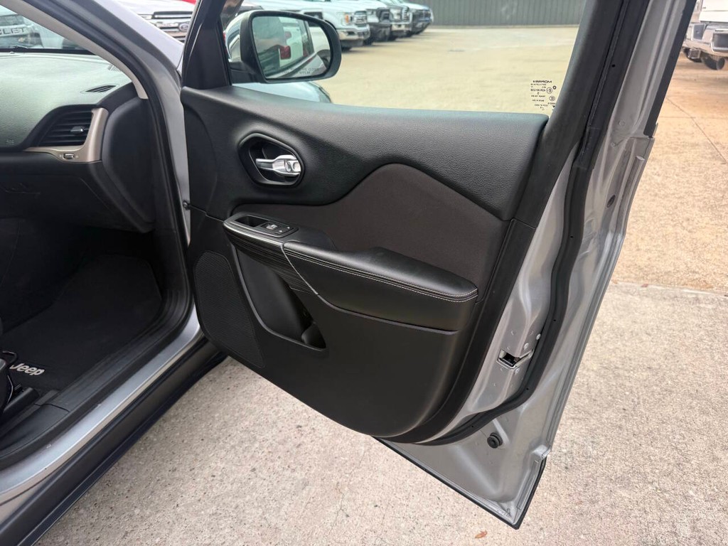 Jeep Cherokee Vehicle Full-screen Gallery Image 11