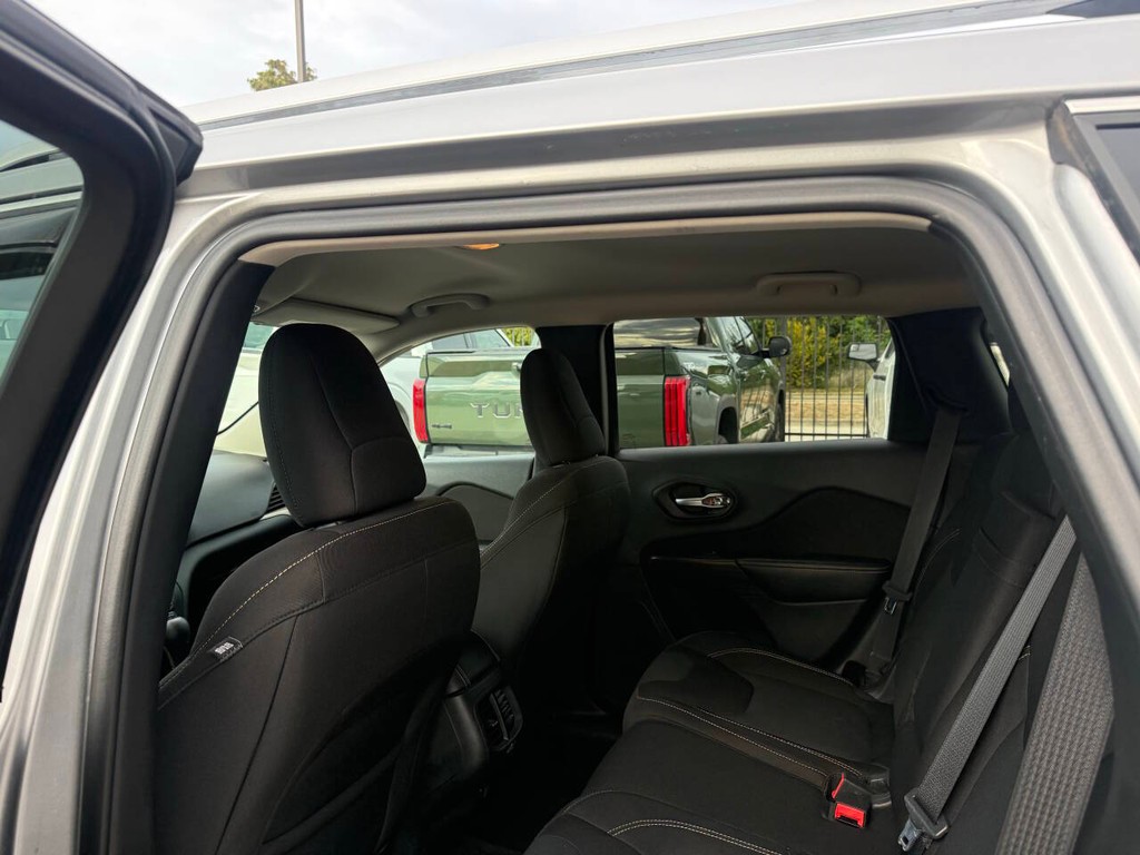 Jeep Cherokee Vehicle Full-screen Gallery Image 12