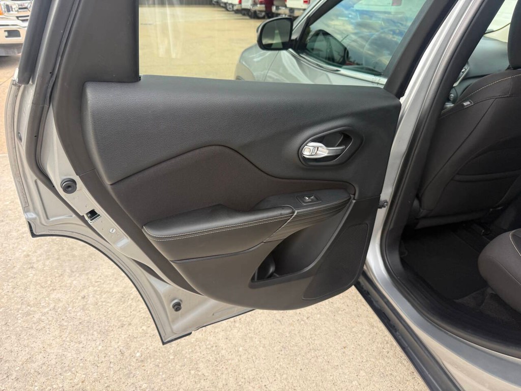 Jeep Cherokee Vehicle Full-screen Gallery Image 14