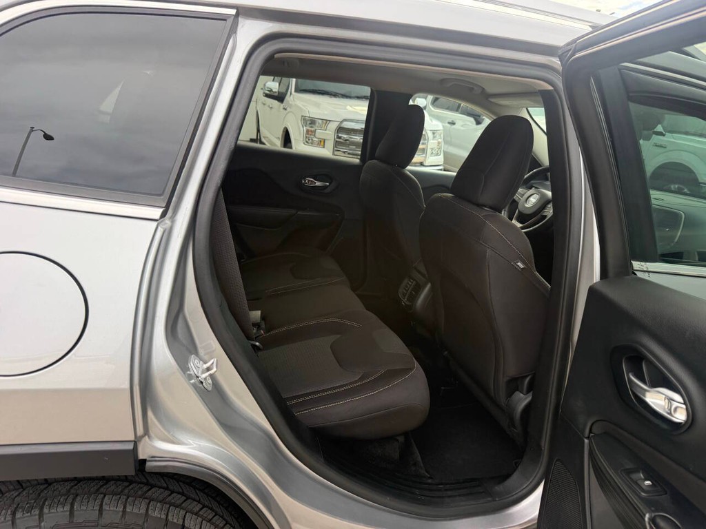 Jeep Cherokee Vehicle Full-screen Gallery Image 15