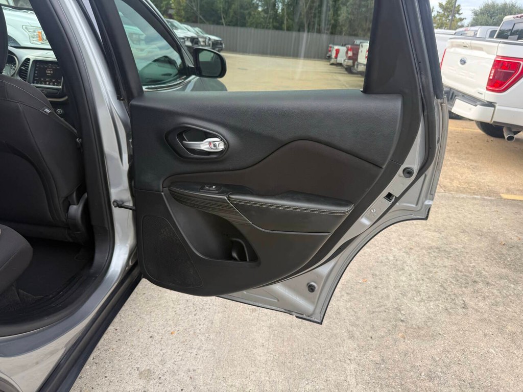 Jeep Cherokee Vehicle Full-screen Gallery Image 16