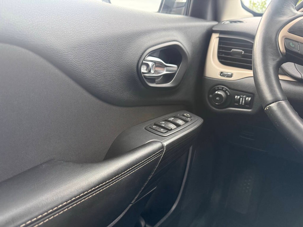 Jeep Cherokee Vehicle Full-screen Gallery Image 29