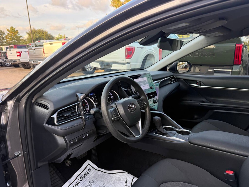 Toyota Camry Vehicle Full-screen Gallery Image 06