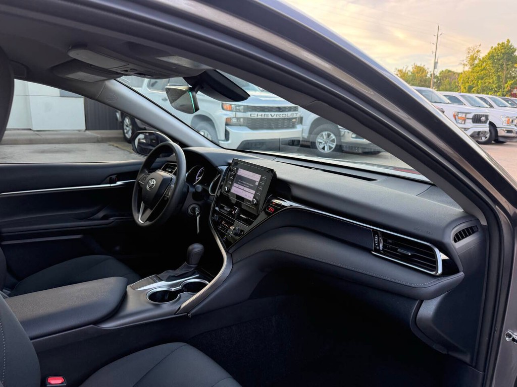 Toyota Camry Vehicle Full-screen Gallery Image 09