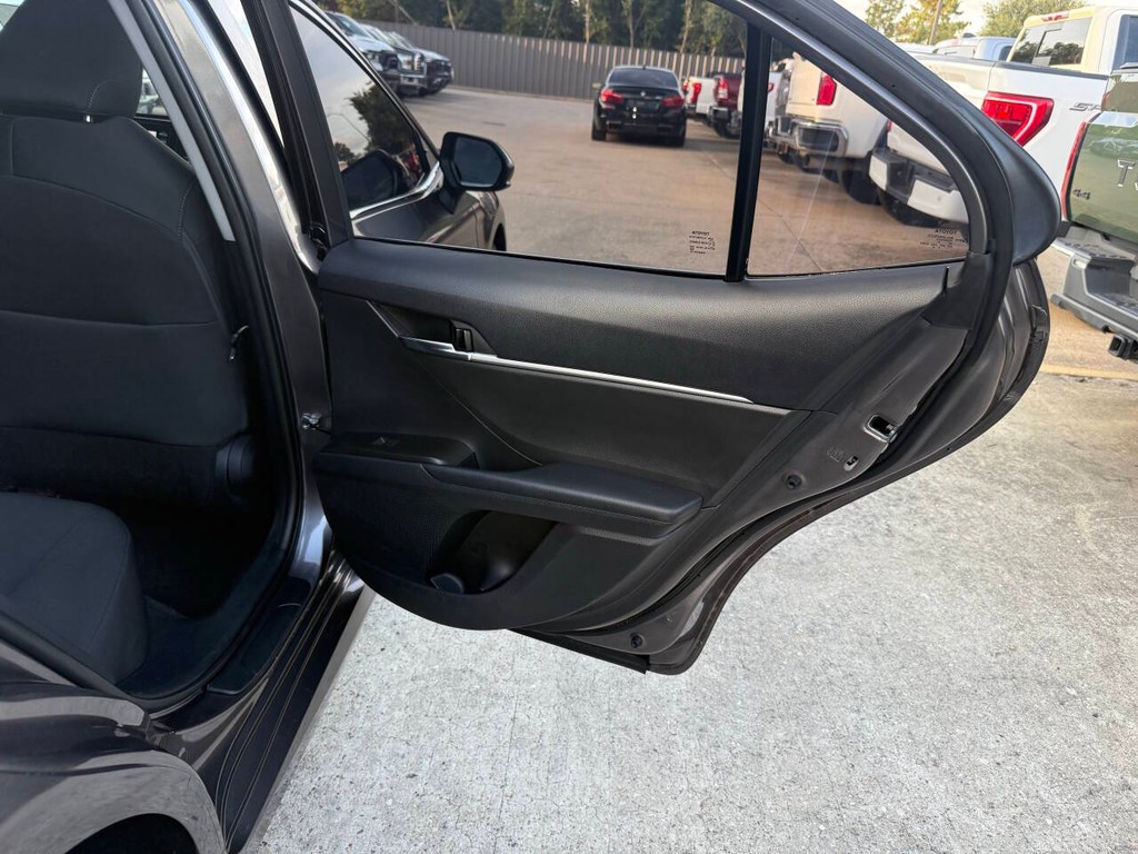 Toyota Camry Vehicle Full-screen Gallery Image 16
