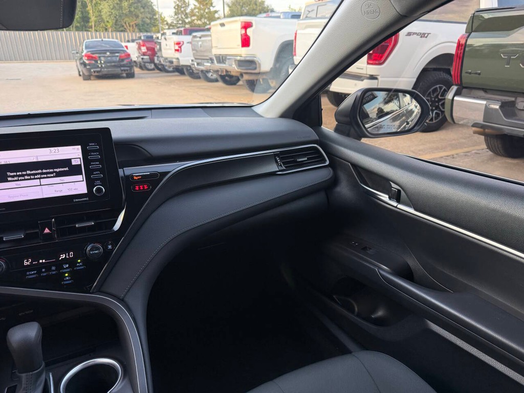Toyota Camry Vehicle Full-screen Gallery Image 20