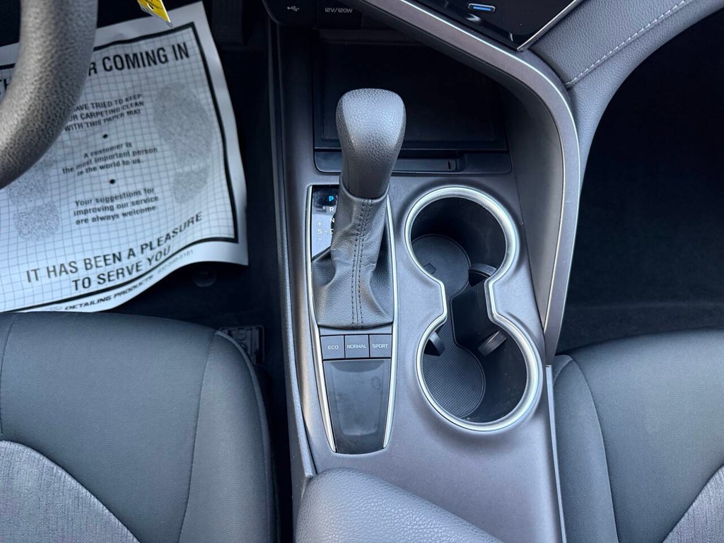 Toyota Camry Vehicle Full-screen Gallery Image 30