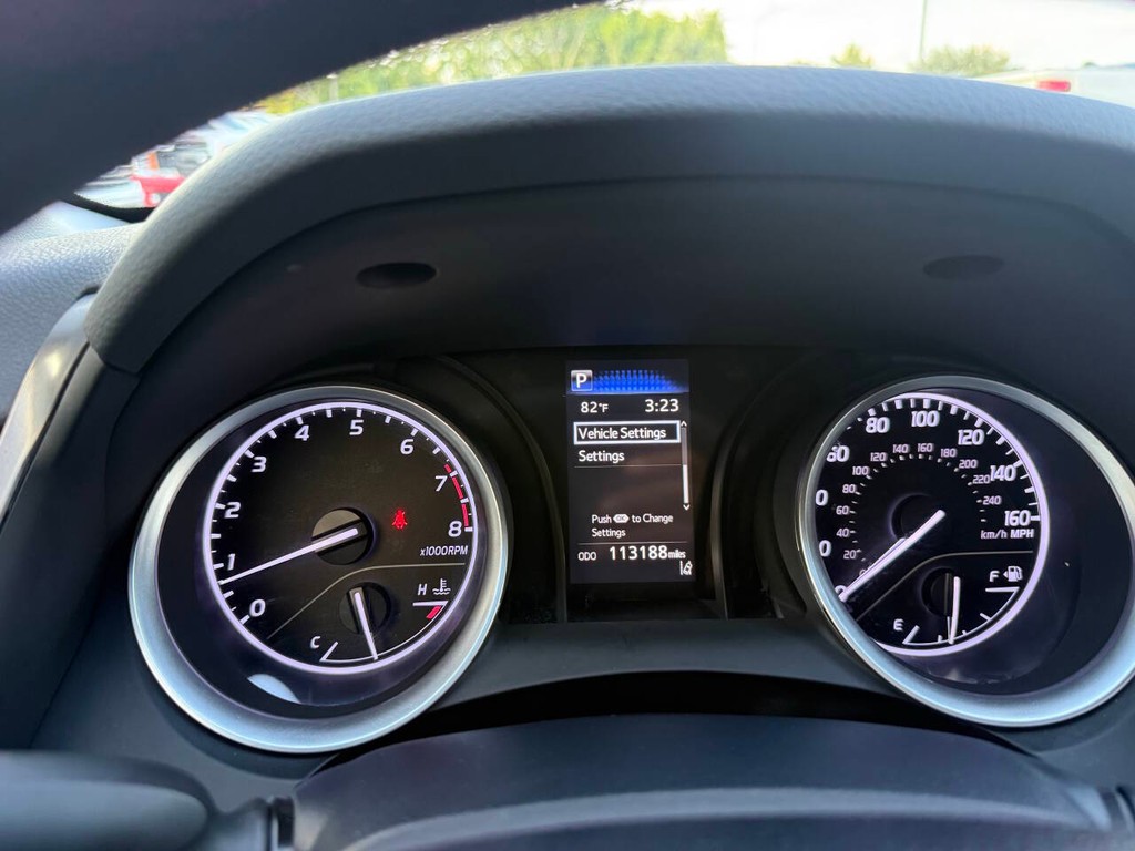 Toyota Camry Vehicle Full-screen Gallery Image 32