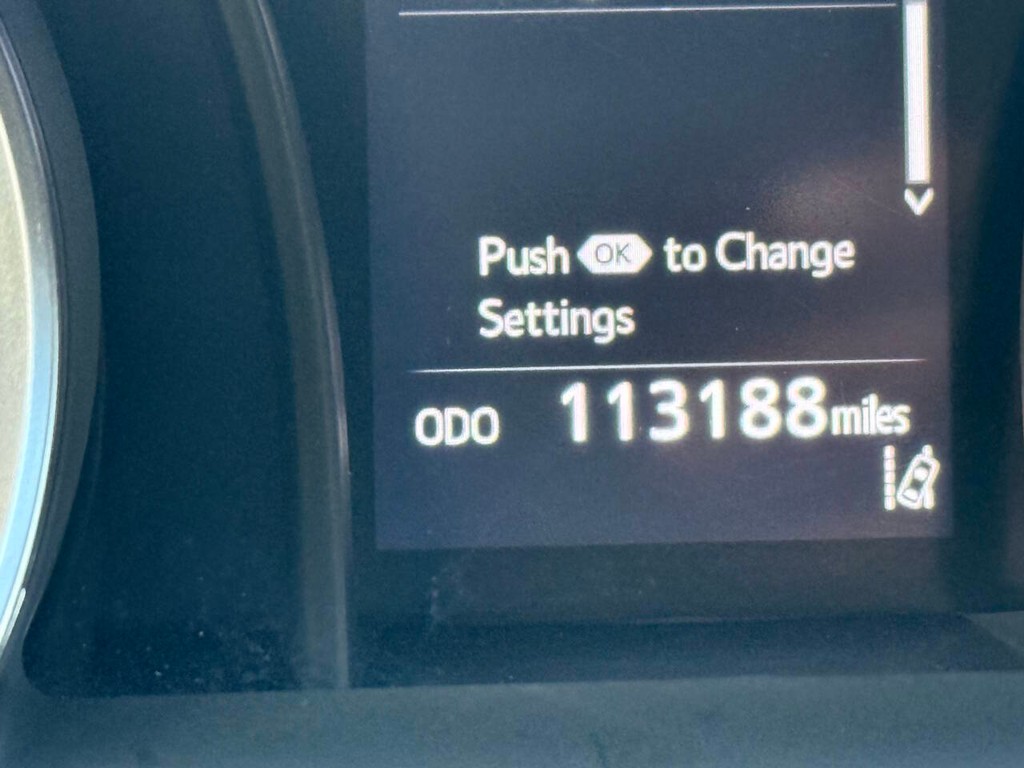 Toyota Camry Vehicle Full-screen Gallery Image 33