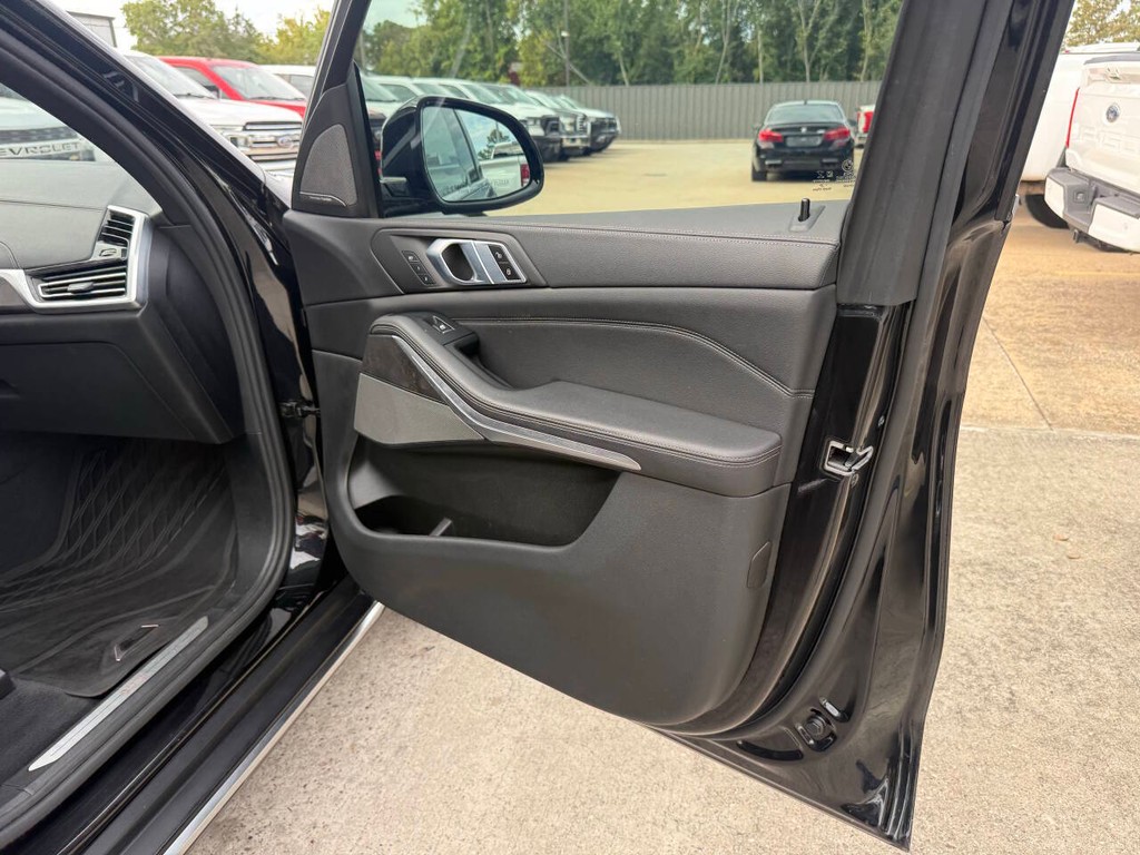 BMW X5 Vehicle Full-screen Gallery Image 11